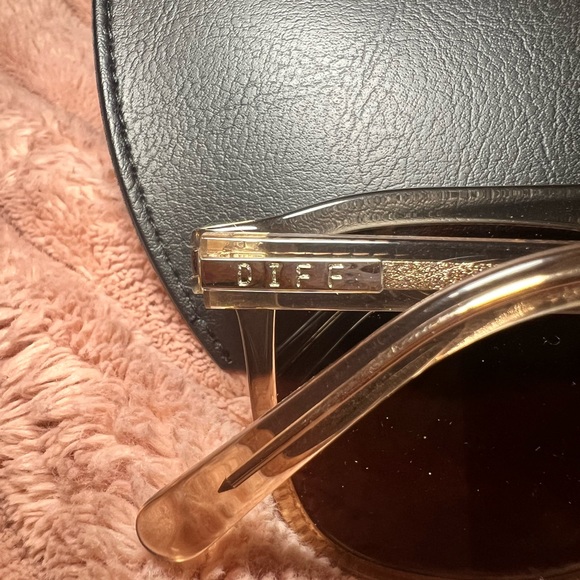 DIFF woman’s tan framed sunglasses - Picture 6 of 7
